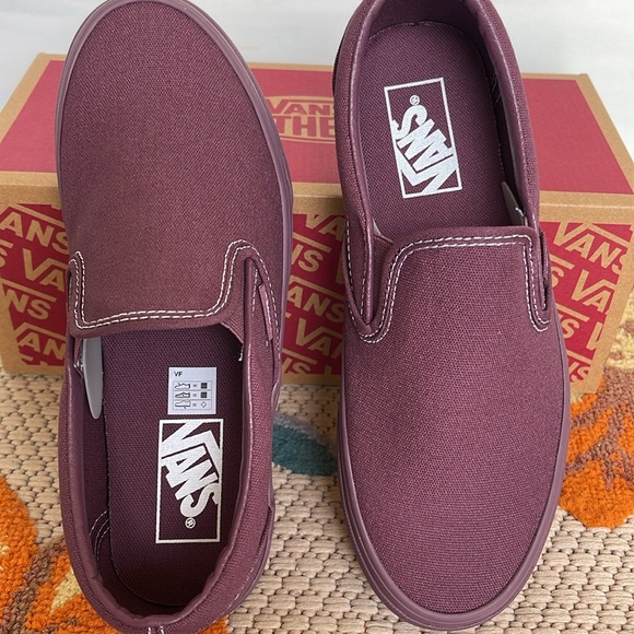 Vans WMNS Classic Slip-On
Pastel Mono Plum Wine
VN000CT5CHI
Sneakers - Picture 14 of 16